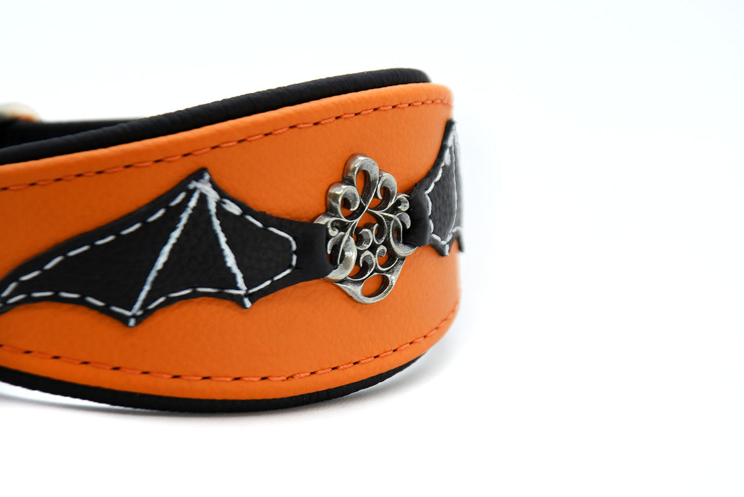 HALLOWEEN Hundehalsband für Windhunde | handgefertigt aus Leder mit Fledermaus Design, weich gepolstert