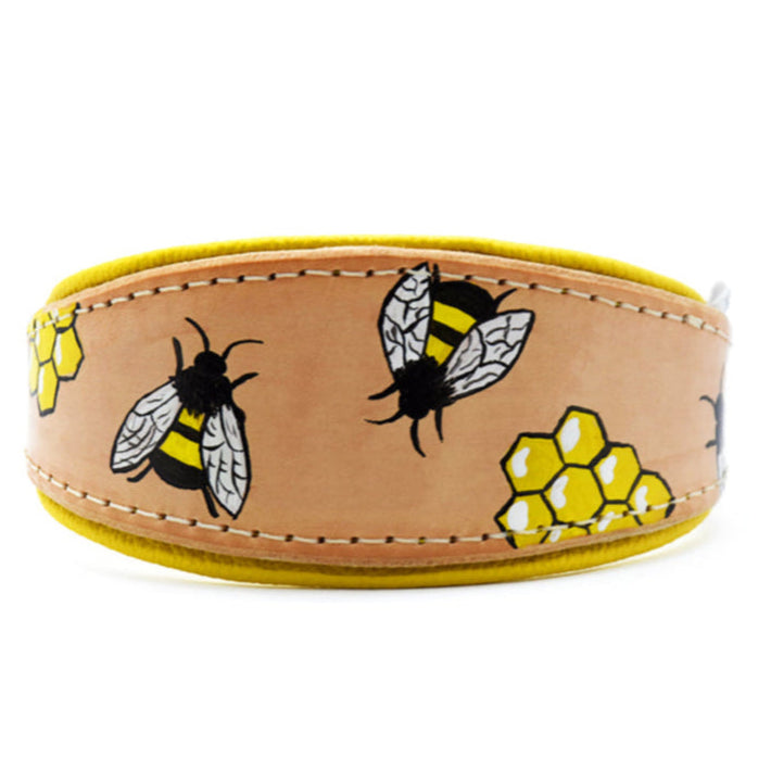 Windhundhalsband HONEYBEE aus Geschirrleder mit handbemaltem Bienen- und Wabenmotiv, gepolstert und unterfüttert mit weichem Nappaleder.