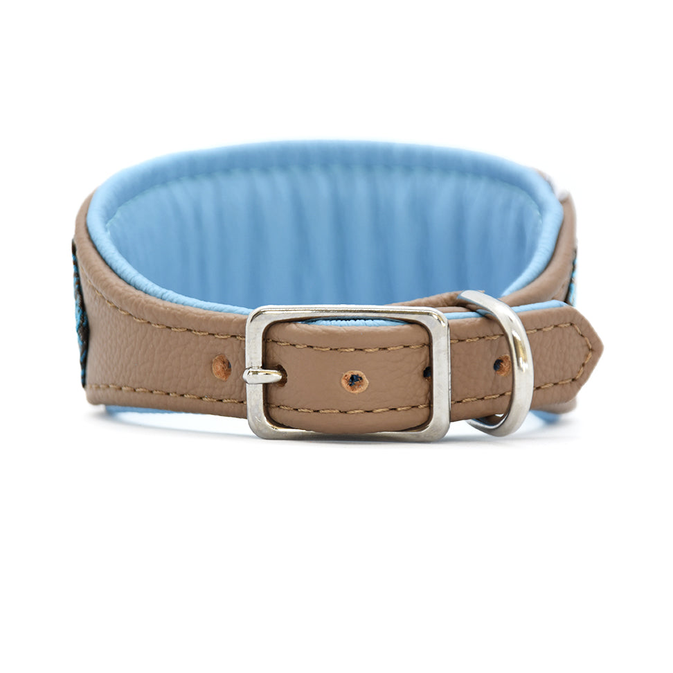 Innenansicht: weiches, hellblaues Leder im Windhundhalsband Skadi mit Schnalle aus Edelstahl