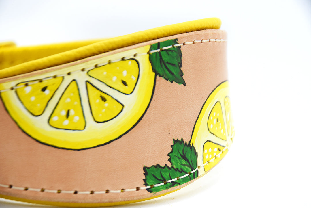 Detailansicht handbemaltes Geschirrleder Windhundhalsband mit frischem Zitronenmotiv und gelber Polsterung