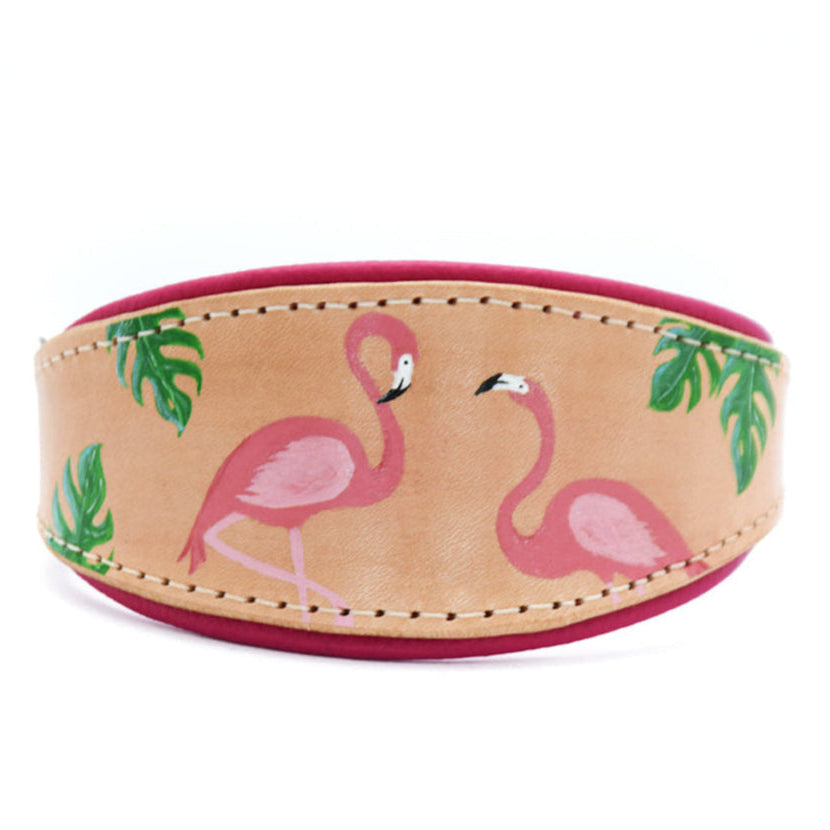 Handbemaltes Windhundhalsband aus Geschirrleder mit Flamingo- und Monstera-Motiven, pink gepolstert
