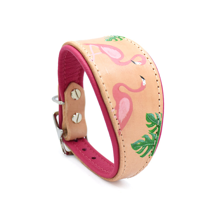 Geschirrleder Windhundhalsband mit handgemaltem Flamingo- und Monstera-Muster, unterfüttert mit pinkem Nappaleder