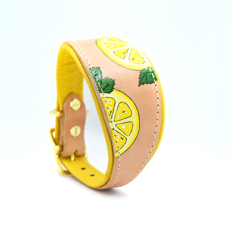 Windhundhalsband handbemalt – Geschirrleder mit Zitronen- und Minzblätter-Design, gepolstert in Gelb