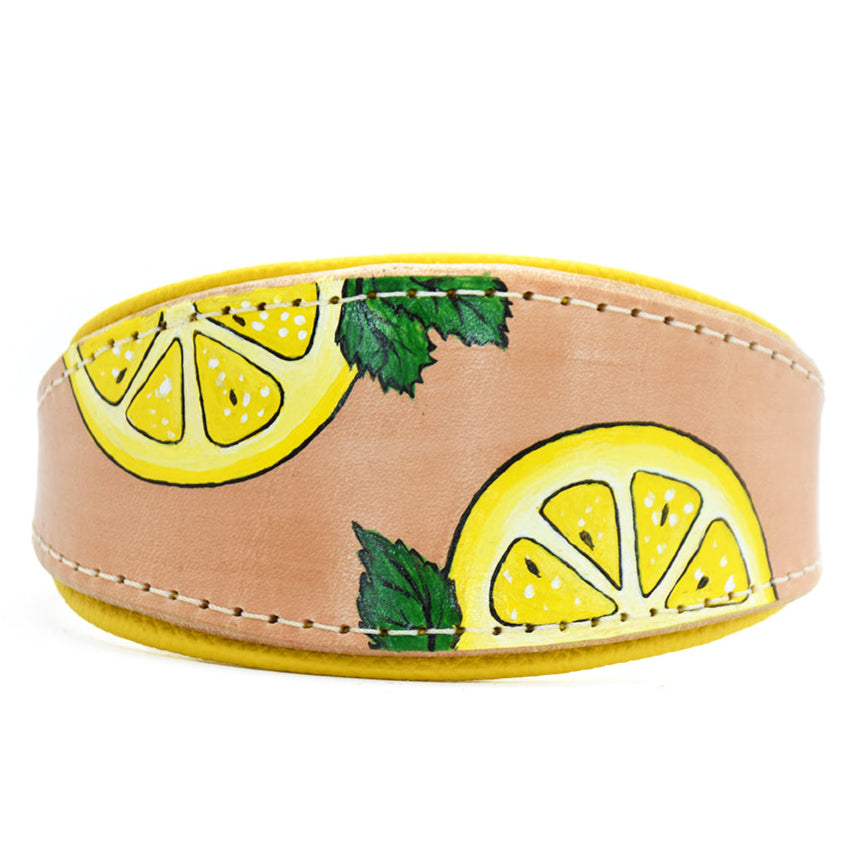Handbemaltes Windhundhalsband aus Geschirrleder mit Zitronen- und Minzblätter-Motiv, gelb gepolstert