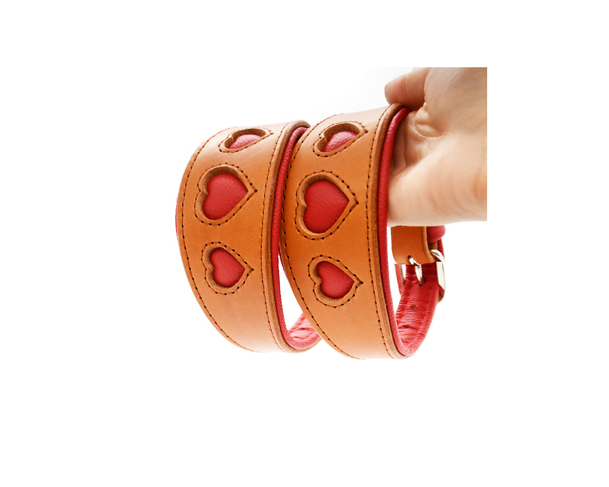 I HEART YOU Windhundhalsband in Cognacbraun mit roter Polsterung und ausgestanzten Herzen aus hochwertigem Geschirrleder