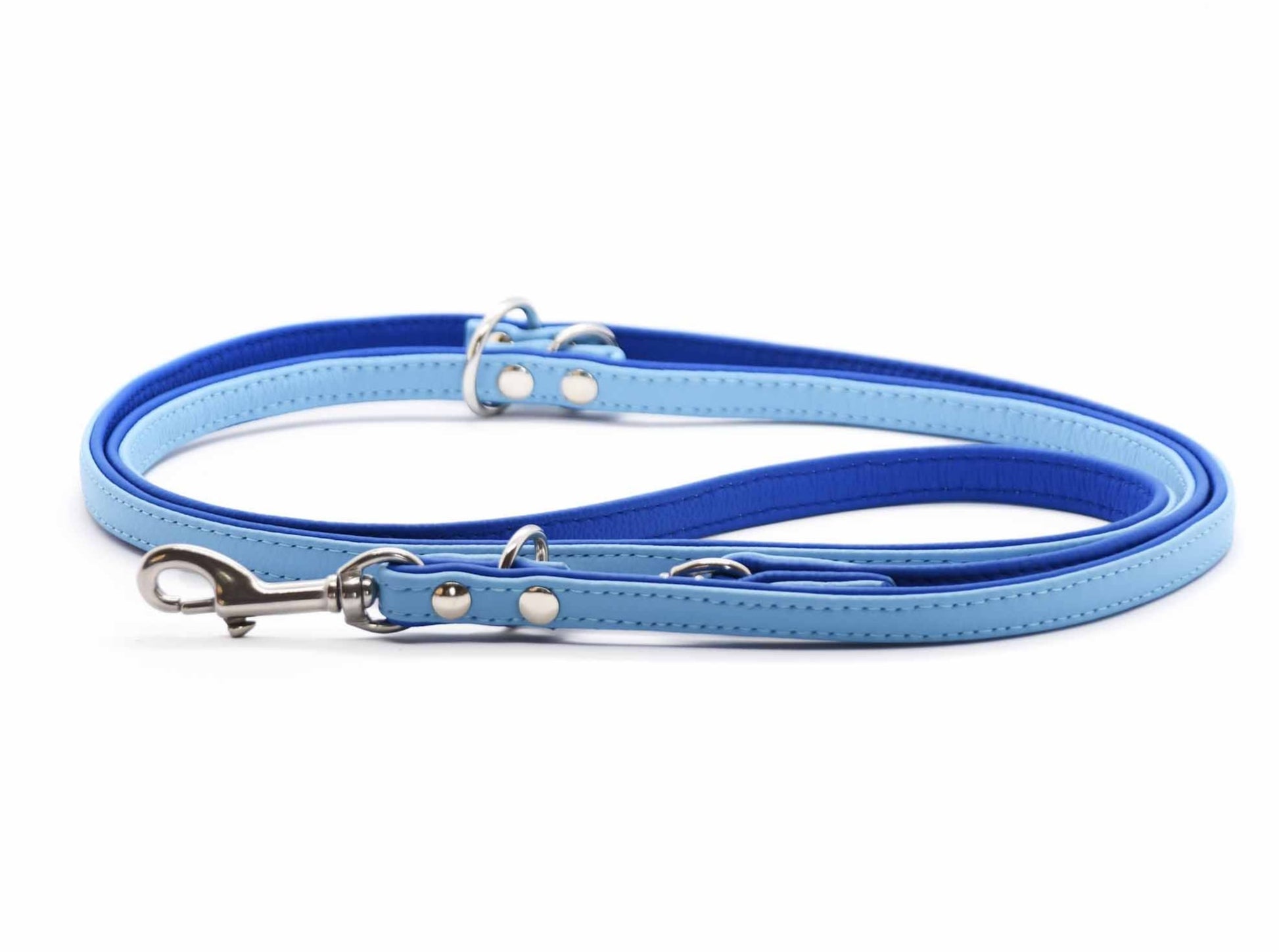 Eine zweifach genähte Führleine aus edlem Nappaleder, gefertigt von erfahrenen Sattlern. Die hochwertige Verarbeitung und die butterweiche Textur des Leders machen diese Leine zu einem stilvollen und angenehmen Alltagsbegleiter.