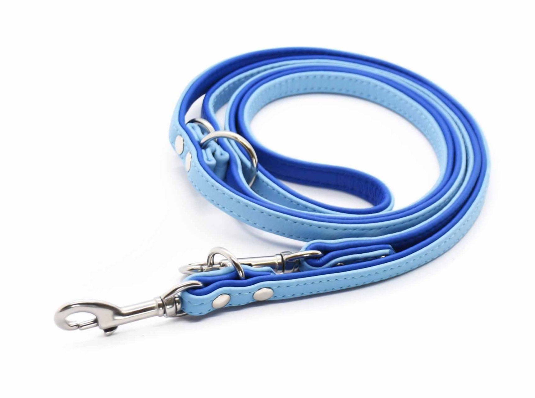 Unsere maßgeschneiderten Führleinen aus butterweichem Nappaleder sind wahre Blickfänger. Jede Leine wird individuell nach deinen Wunschfarben gefertigt, was ihr eine einzigartige und auffällige Optik verleiht.