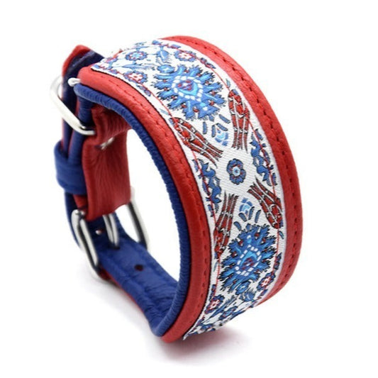 SIOUX Windhundhalsband in glänzendem Rot und Royalblau mit indianischem Muster und fein gewebter Borte. Hochwertige Beschläge aus bruchfestem und rostfreiem Edelstahl sorgen für eine lange Lebensdauer des Halsbands.