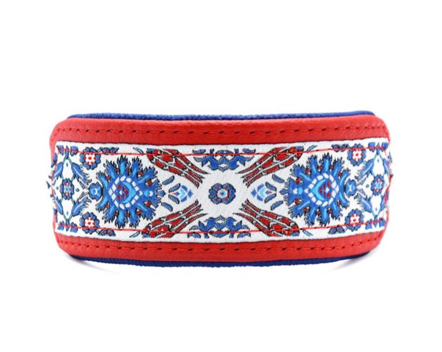 Butterweiches Nappaleder in glänzendem Rot und Royalblau sowie eine leichte Polsterung im Inneren machen das SIOUX Halsband zu einem besonders komfortablen Accessoire für deinen Hund. Die breite Borte mit indianischem Muster und feiner Webkante verleiht dem Halsband eine einzigartige Optik.