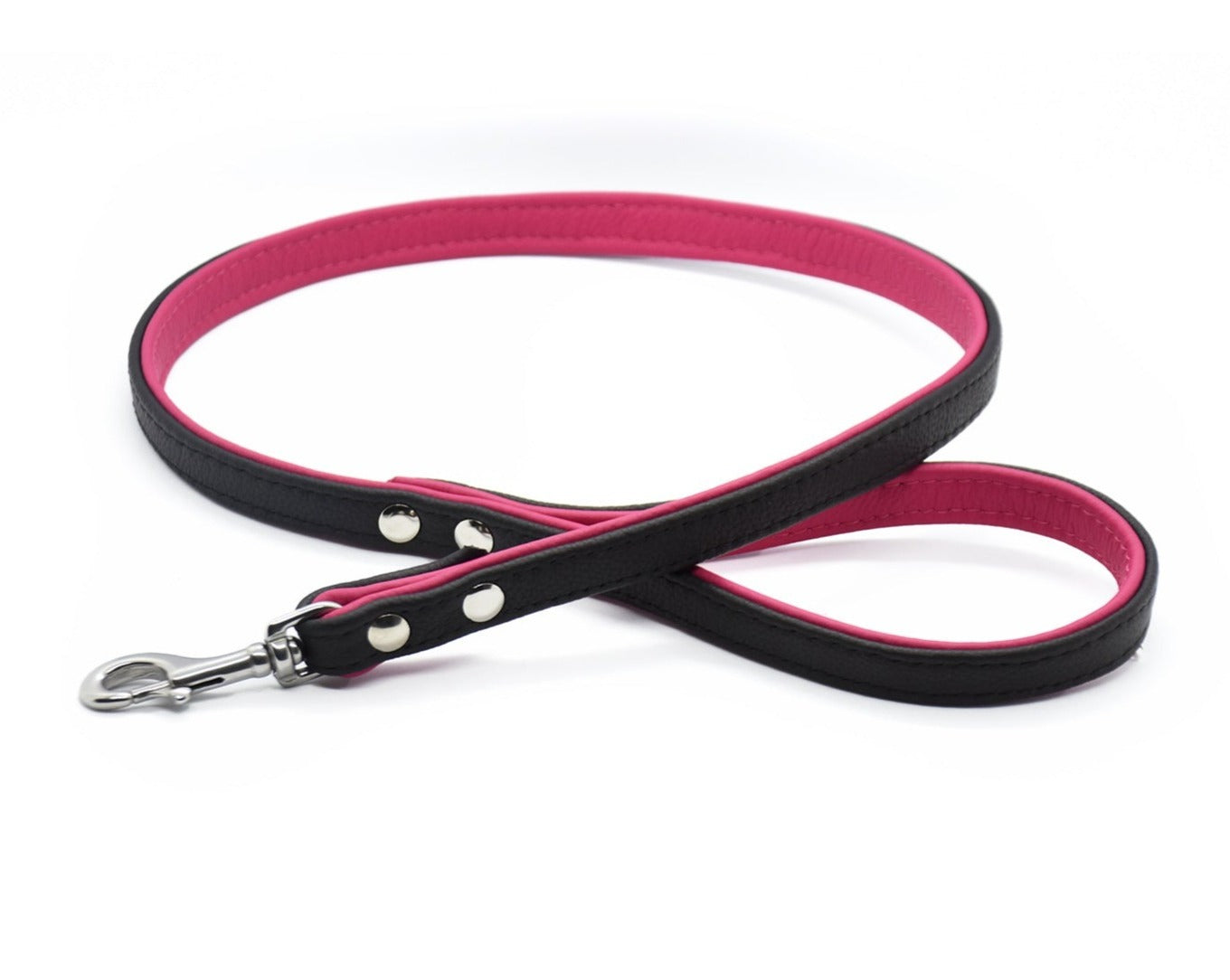 Erlebe Spaziergänge in der Stadt mit einer eleganten kurzen Hundeleine aus doppelt gebuggtem Nappaleder. Die sorgfältig verarbeitete Leine bietet nicht nur ein stilvolles Aussehen, sondern liegt auch angenehm in der Hand, um dir ein komfortables Handling zu ermöglichen.