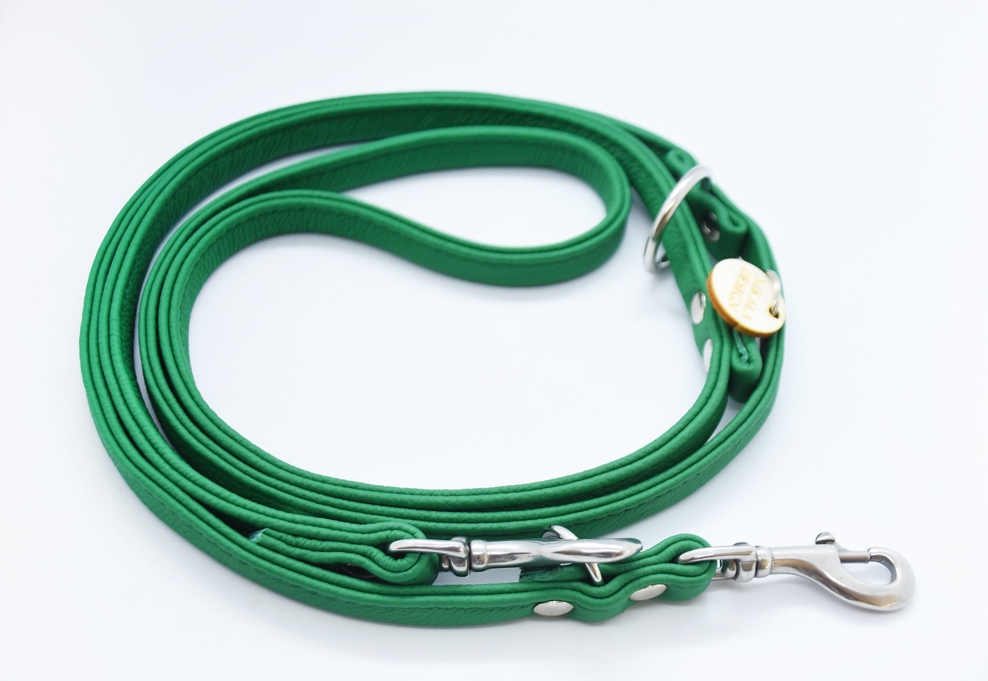 Eine farbenfrohe Palette doppelt gebuggter Rundlederleinen eröffnet eine Welt der Möglichkeiten. Wähle aus verschiedenen lebendigen Farben, um den individuellen Stil deines Hundes zu betonen und einen fröhlichen Akzent zu setzen.