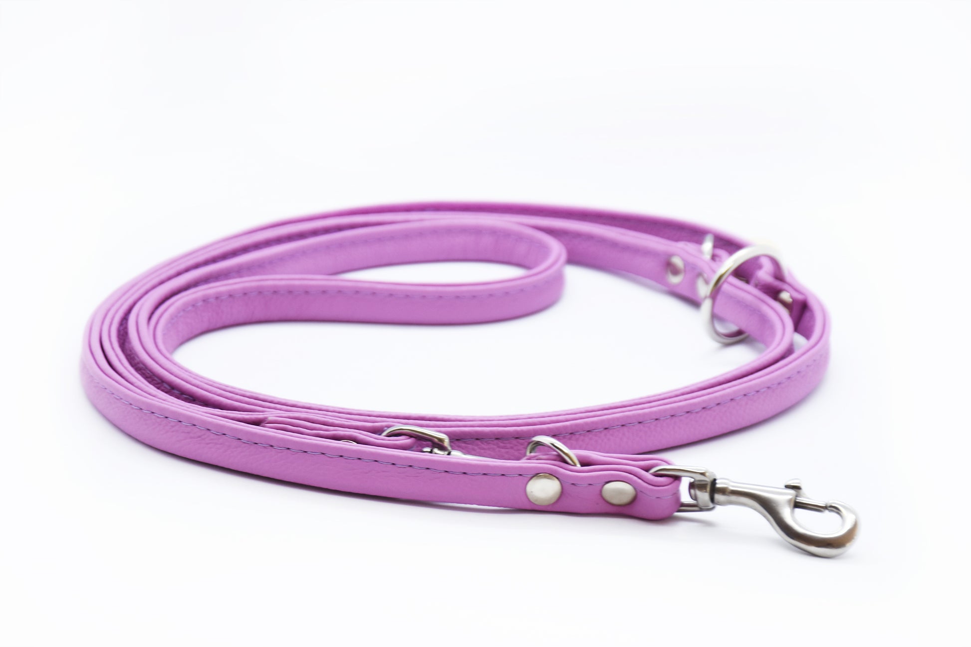 Ein sonniger Tag im Park, während dein treuer Hund mit einer eleganten Rundlederleine spazieren geht. Die hochwertige Lederoberfläche verleiht ihm einen Hauch von Luxus und Komfort.