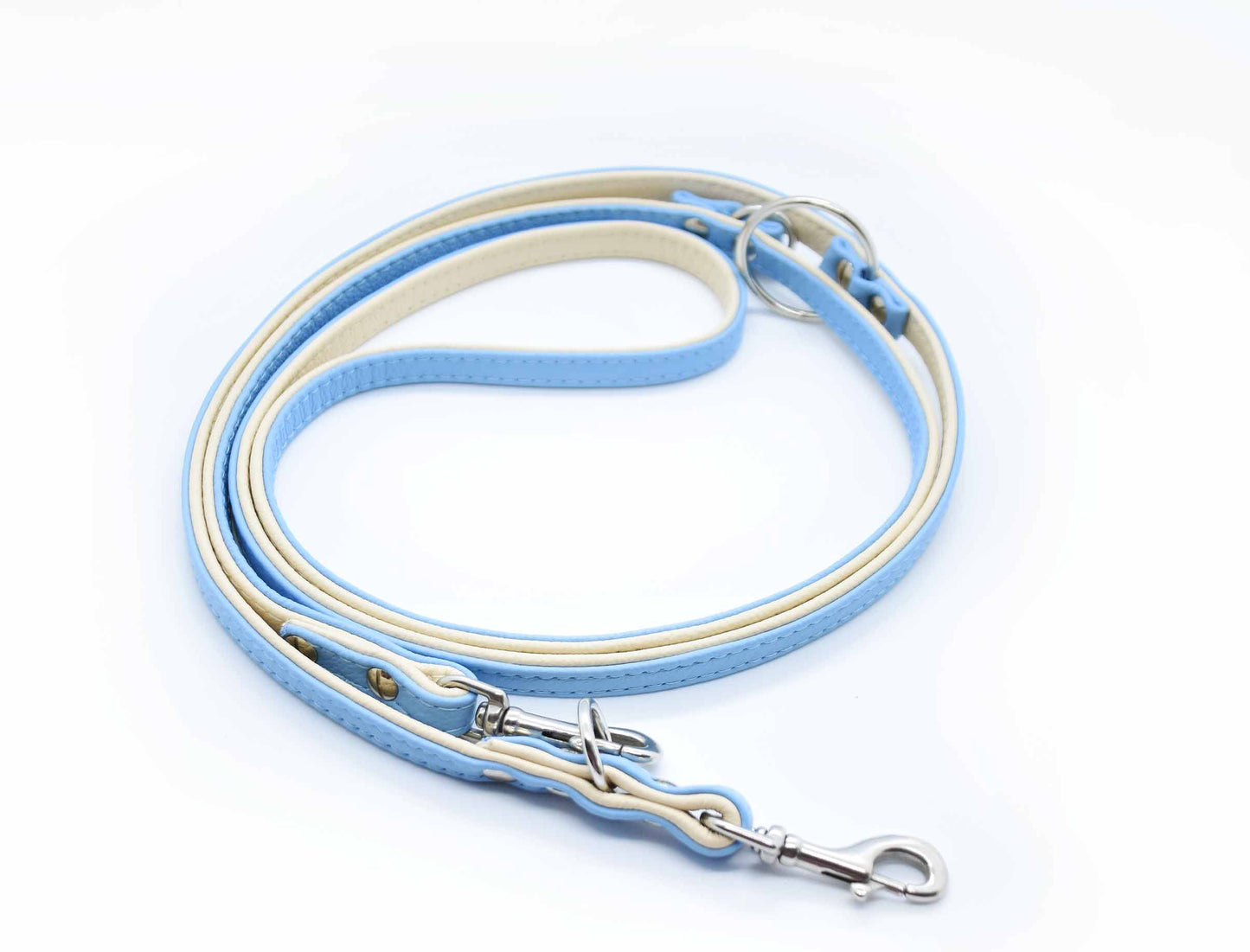 Eine zweifach genähte Führleine aus edlem Nappaleder, gefertigt von erfahrenen Sattlern. Die hochwertige Verarbeitung und die butterweiche Textur des Leders machen diese Leine zu einem stilvollen und angenehmen Alltagsbegleiter.