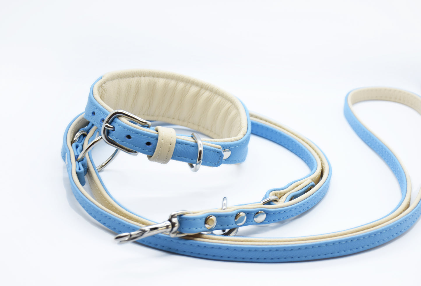 Eine zweifach genähte Führleine aus edlem Nappaleder, gefertigt von erfahrenen Sattlern. Die hochwertige Verarbeitung und die butterweiche Textur des Leders machen diese Leine zu einem stilvollen und angenehmen Alltagsbegleiter.