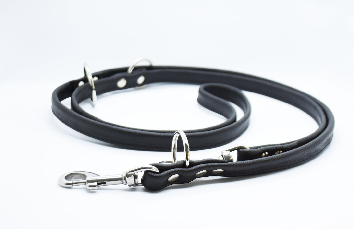 Ein entspannter Strandspaziergang mit deinem Vierbeiner, der mit einer robusten Rundlederleine in schwarz sicher an deiner Seite läuft. Die Lederleine liegt angenehm in der Hand und sorgt für ein komfortables Handling.