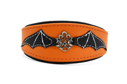 HALLOWEEN Hundehalsband für Windhunde | handgefertigt aus Leder mit Fledermaus Design, weich gepolstert