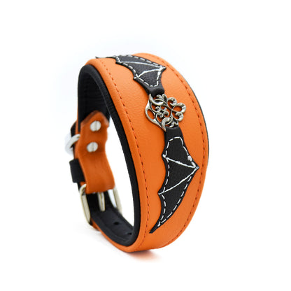 HALLOWEEN Hundehalsband für Windhunde | handgefertigt aus Leder mit Fledermaus Design, weich gepolstert