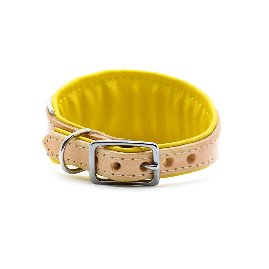 Windhundhalsband HONEYBEE – geschwungenes Design mit Bienenillustration und Wabenmuster auf naturfarbenem Echtleder.