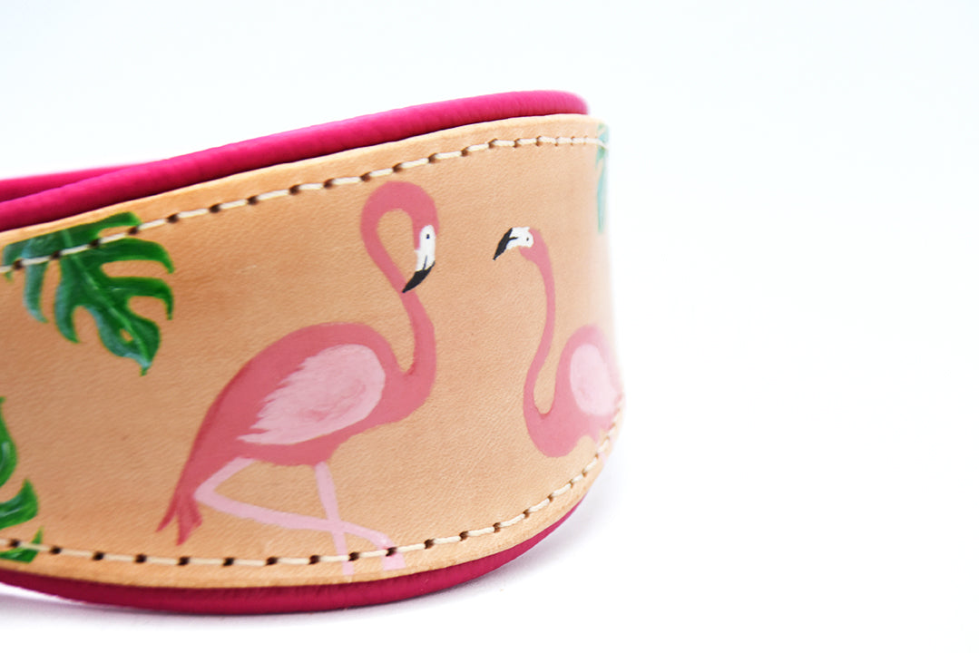 Detailansicht Flamingo- und Monstera-Motiv auf handbemaltem Geschirrleder Windhundhalsband mit pinker Polsterung