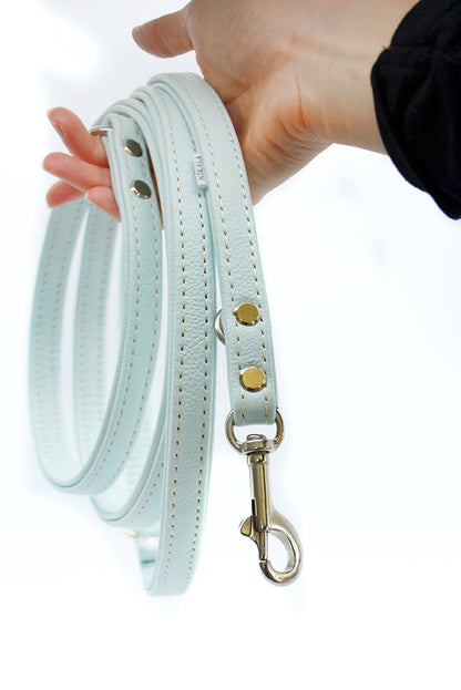 Handgefertigte Hundeleine aus weichem eisblauem Nappaleder mit silbernen Beschlägen