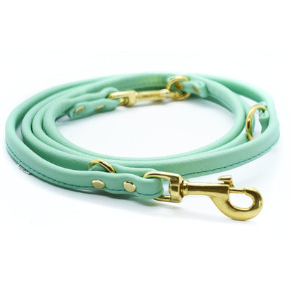 Rundlederleine in zartem Mintgrün, handgefertigt aus hochwertigem Leder, flach ausgelegt auf hellem Untergrund