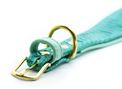 Feines Hundehalsband aus Straußenbeinleder, hochwertig verarbeitet, auf neutralem Hintergrund präsentiert.