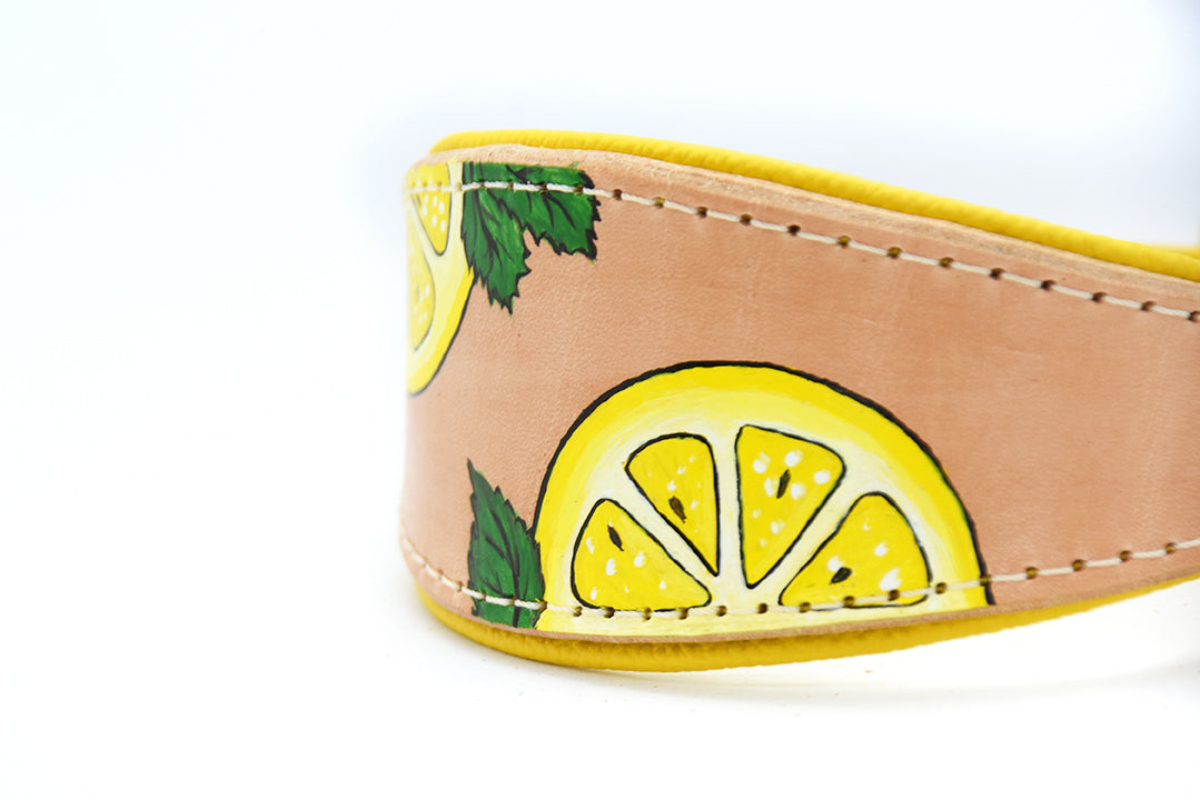 Hochwertiges handbemaltes Windhundhalsband aus Geschirrleder mit frischem Zitronen- und Minzblätter-Muster