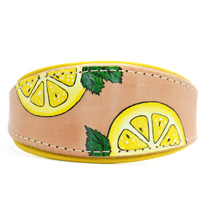 Handbemaltes Windhundhalsband aus Geschirrleder mit Zitronen- und Minzblätter-Motiv, gelb gepolstert