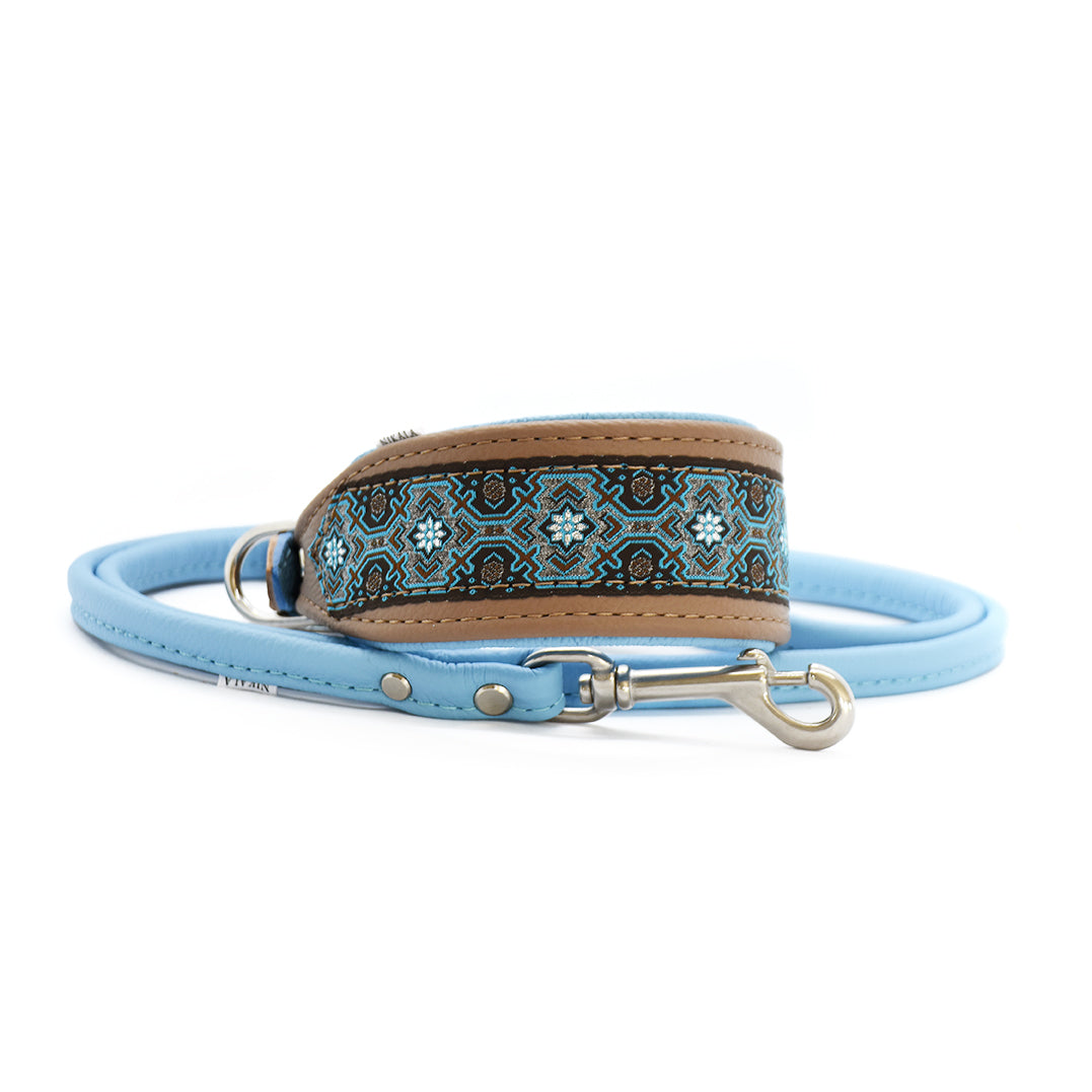 Stilvoller Look für Windhunde: Skadi Halsband in Hellblau und Mokka mit Lederleine