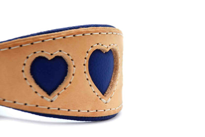 Edles Windhundhalsband in Cognacbraun mit blauen Details, handgefertigt aus pflanzlich gegerbtem Leder mit Herz-Ausstanzungen