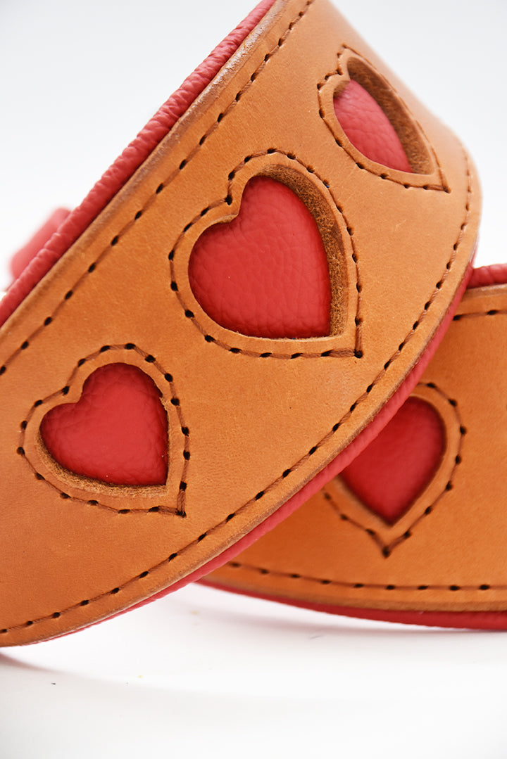 Handgefertigtes Windhundhalsband I HEART YOU in Cognac und Rot, exklusives Lederhalsband mit Herz-Ausstanzungen