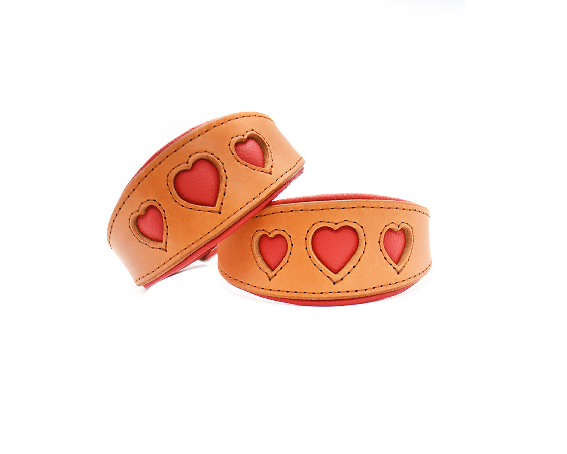 Hochwertiges Lederhalsband für Windhunde – I HEART YOU in Cognac mit roter Polsterung und Herz-Design