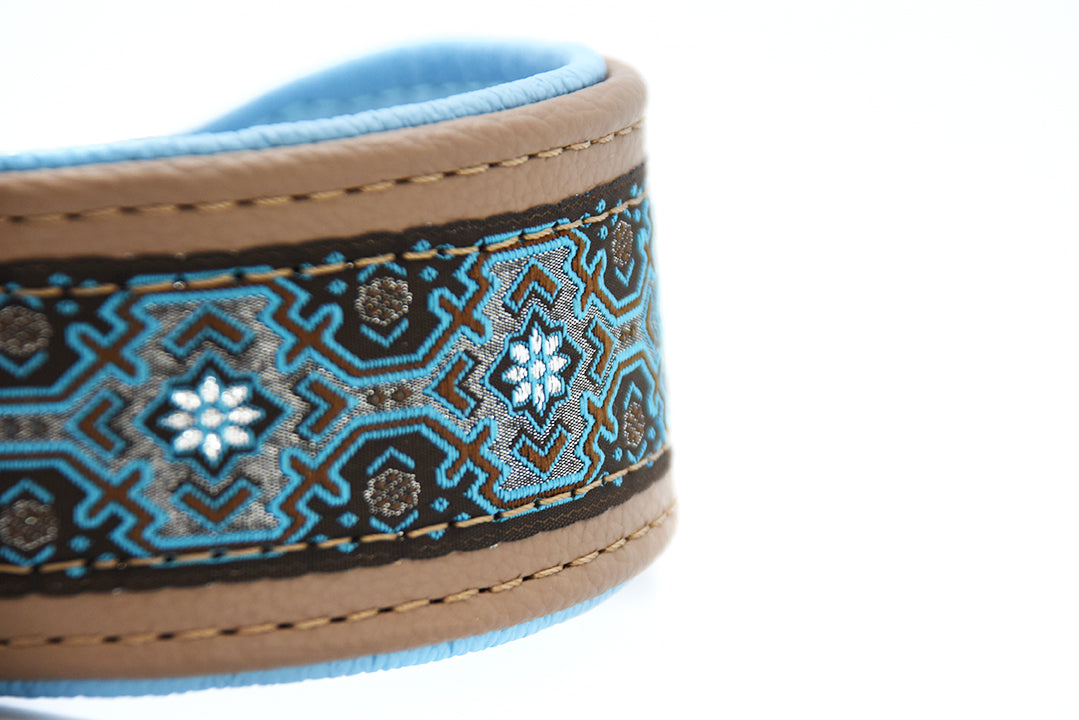 Detailansicht vom Jacquardband im grafischen Muster auf Halsband Skadi