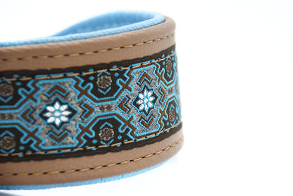 Detailansicht vom Jacquardband im grafischen Muster auf Halsband Skadi