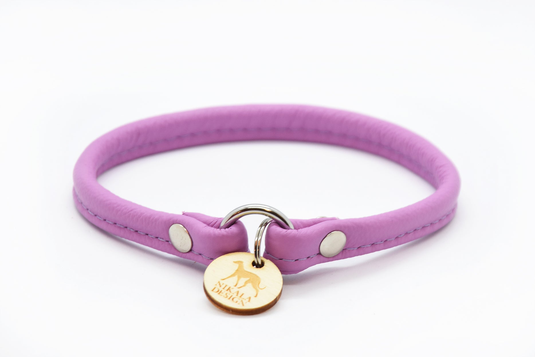 Windhund trägt leichtes Lederhalsband aus handgefertigtem Markenhalsband