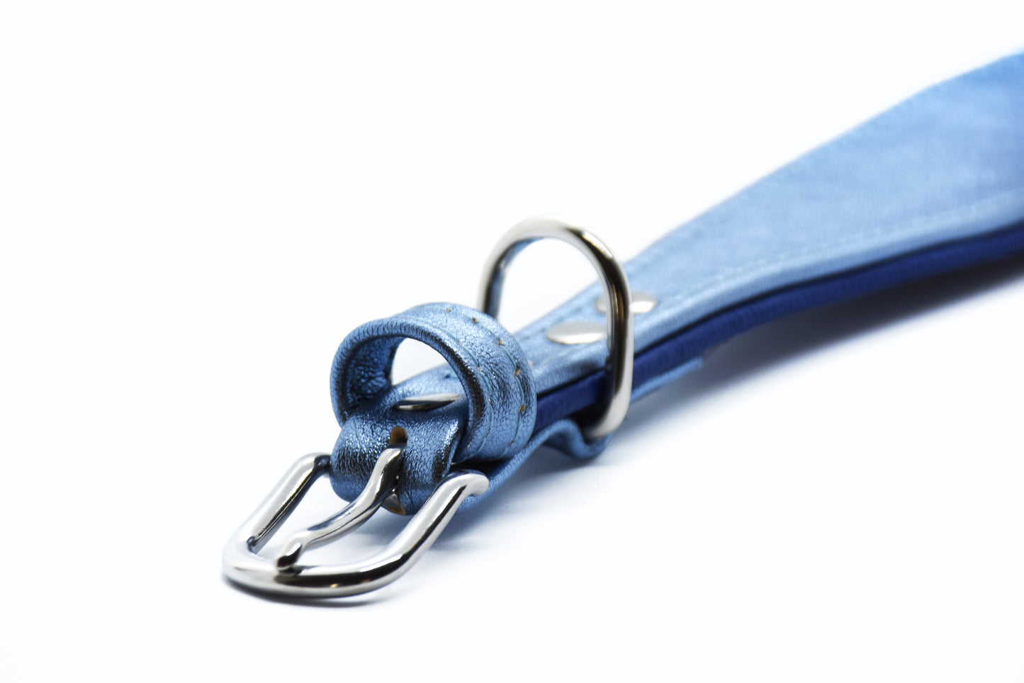 CELESTE・Exklusives silbrig-blaues Metallic Ziegenleder Halsband für besondere Anlässe