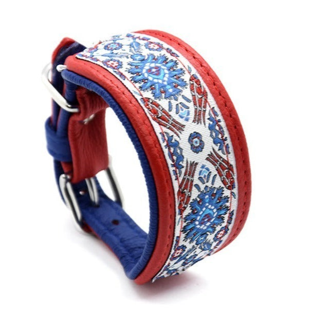 SIOUX Windhundhalsband in glänzendem Rot und Royalblau mit indianischem Muster und fein gewebter Borte. Hochwertige Beschläge aus bruchfestem und rostfreiem Edelstahl sorgen für eine lange Lebensdauer des Halsbands.