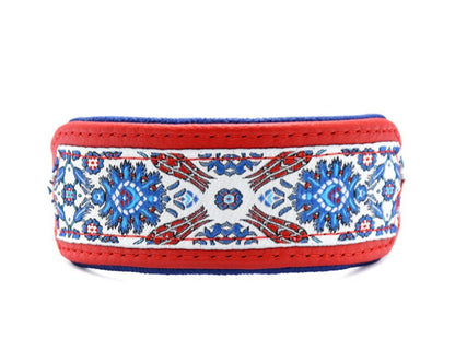 Butterweiches Nappaleder in glänzendem Rot und Royalblau sowie eine leichte Polsterung im Inneren machen das SIOUX Halsband zu einem besonders komfortablen Accessoire für deinen Hund. Die breite Borte mit indianischem Muster und feiner Webkante verleiht dem Halsband eine einzigartige Optik.
