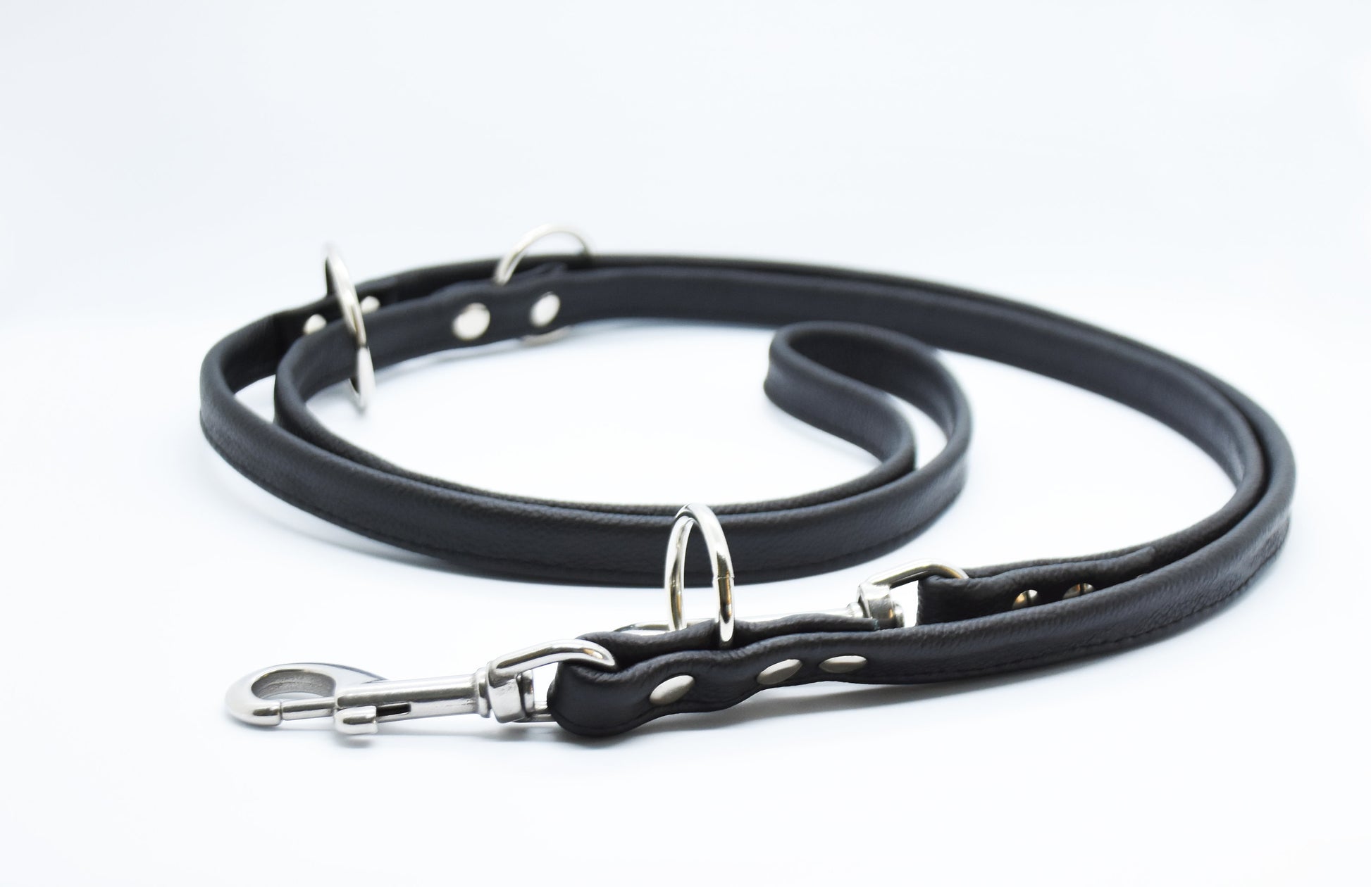 Ein entspannter Strandspaziergang mit deinem Vierbeiner, der mit einer robusten Rundlederleine in schwarz sicher an deiner Seite läuft. Die Lederleine liegt angenehm in der Hand und sorgt für ein komfortables Handling.